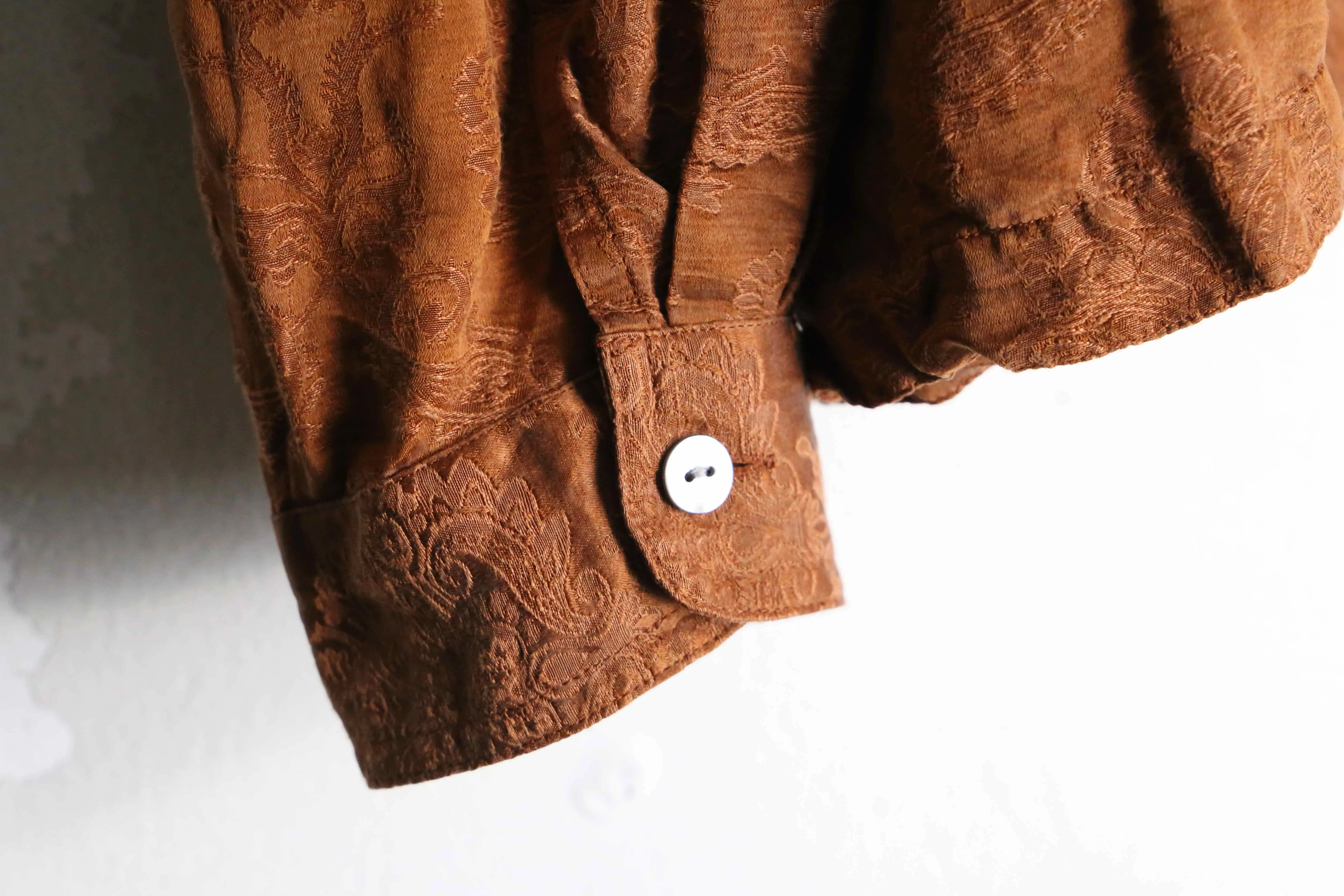 ”CHICO’S” brown base ethnic pattern shirts