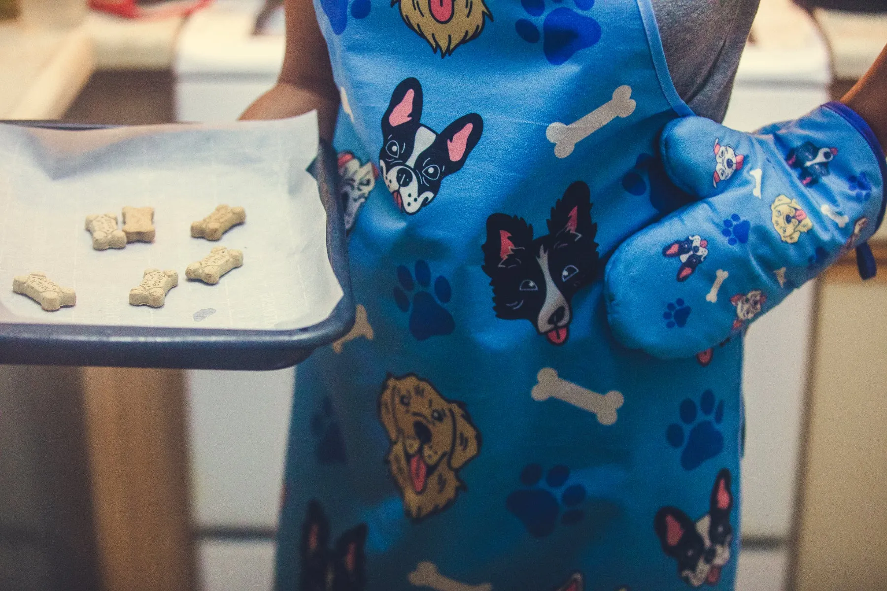 Dogs And Bones Oven Mitt   Apron