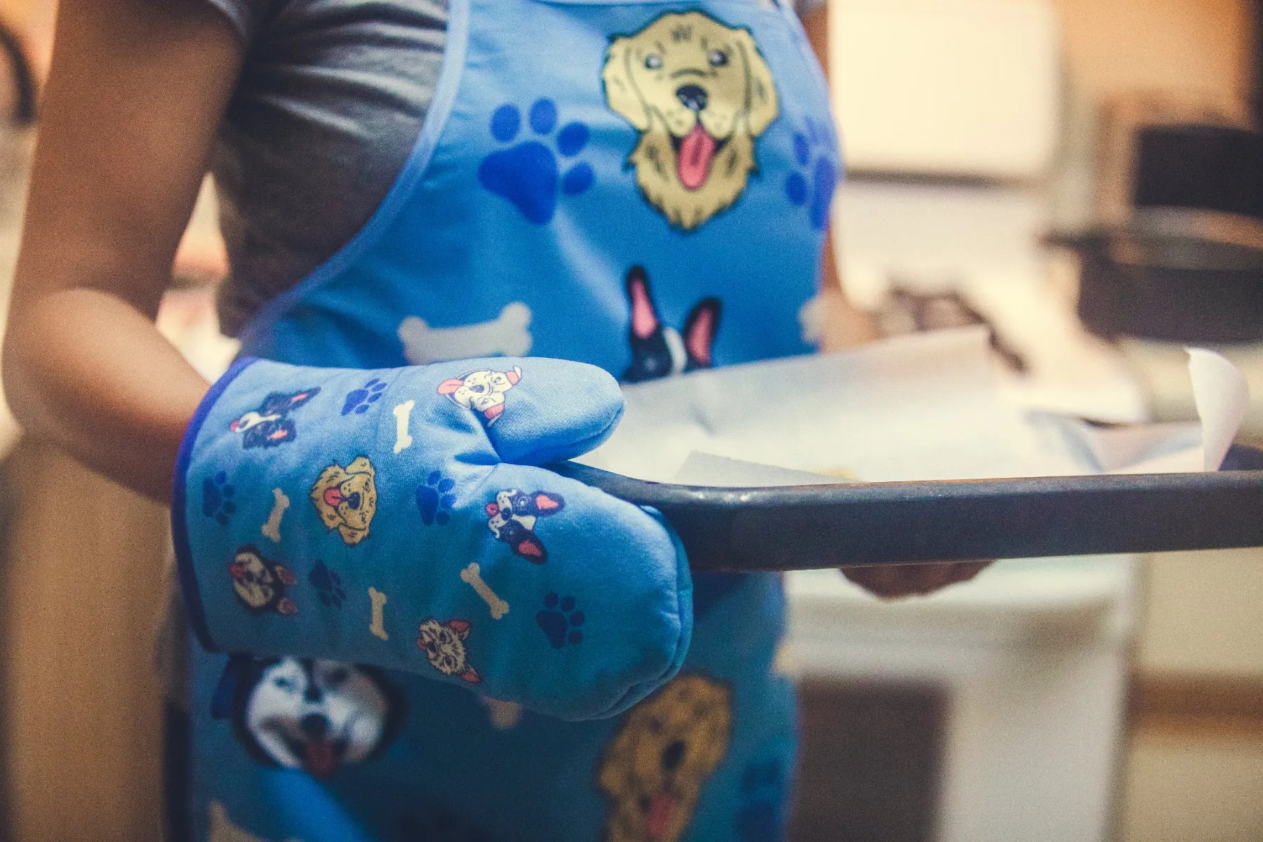 Dogs And Bones Oven Mitt   Apron