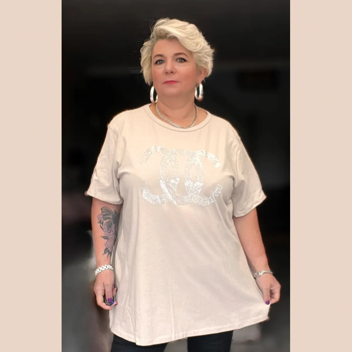 ROCKTHOSECURVES STUDDED SHORT SLEEVE COTTON T-SHIRT LONGER LENGTH